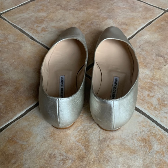 Manolo Blahnik Metallic Platinum Leather Flats - Picture 4 of 16